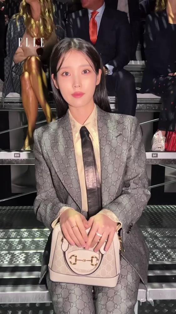 IU thấp bé khi so kè ma nữ Mai Davika ở Milan Fashion Week-3