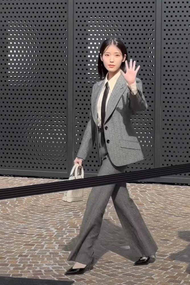 IU thấp bé khi so kè ma nữ Mai Davika ở Milan Fashion Week-5