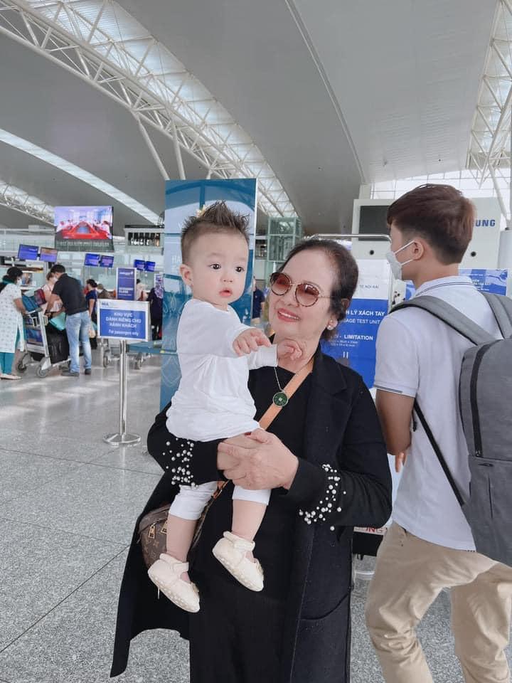 Bằng Kiều khoe cùng lúc 4 quý tử, dân mạng chú ý ngoại hình-2