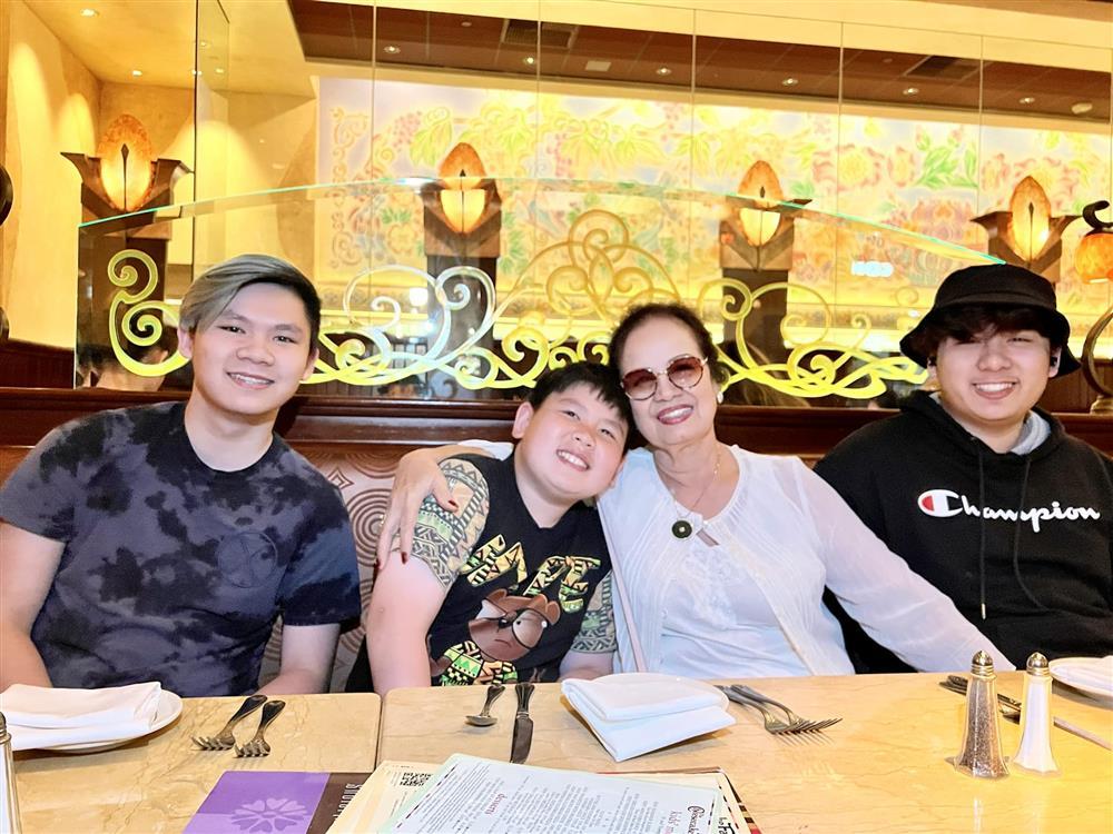 Bằng Kiều khoe cùng lúc 4 quý tử, dân mạng chú ý ngoại hình-1