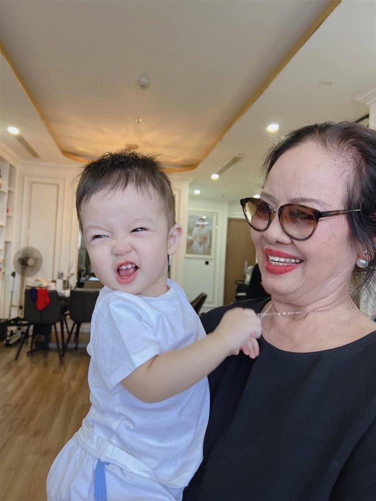 Bằng Kiều khoe cùng lúc 4 quý tử, dân mạng chú ý ngoại hình-3