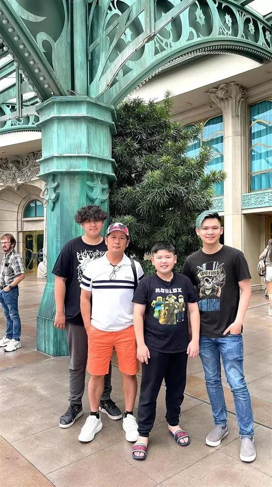 Bằng Kiều khoe cùng lúc 4 quý tử, dân mạng chú ý ngoại hình-4