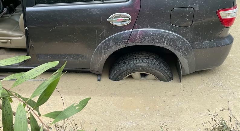 Xe Phương Vy sa lầy nơi hoang vắng, bộ đội ra sức giải cứu-2