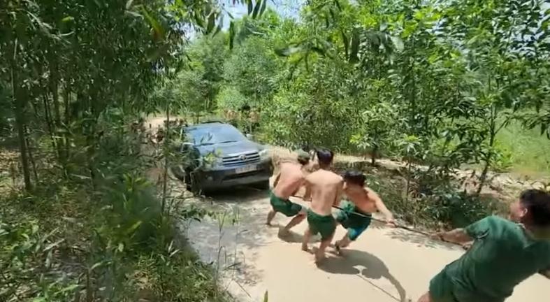 Xe Phương Vy sa lầy nơi hoang vắng, bộ đội ra sức giải cứu-3