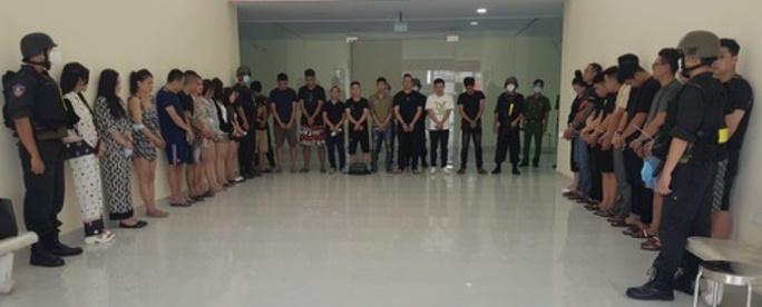 33 nam nữ bị phát hiện đang ăn chơi tập thể trong chung cư-1