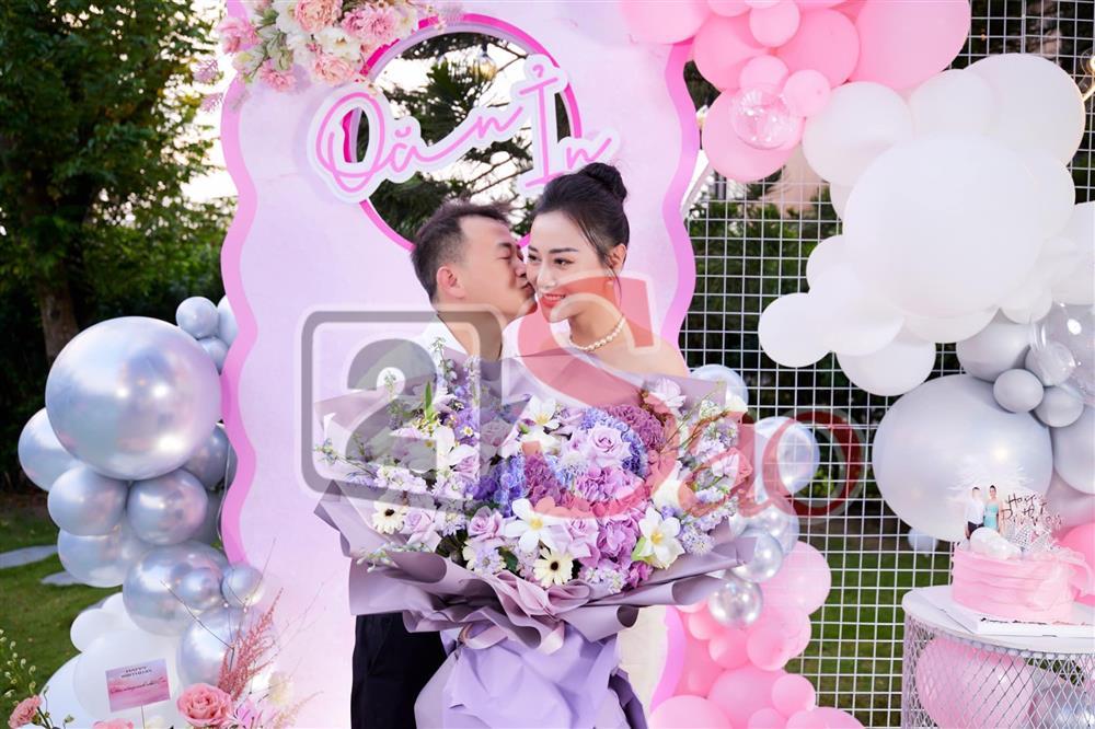 Shark Bình đăng ảnh hôn má Phương Oanh-3