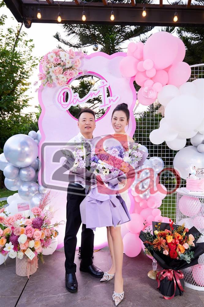 Shark Bình đăng ảnh hôn má Phương Oanh-4