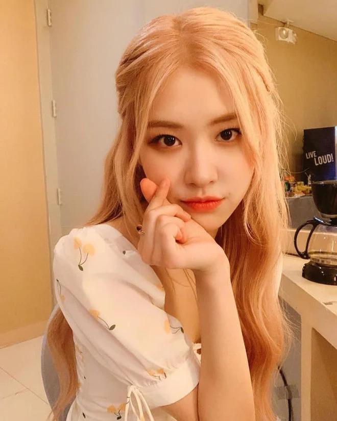 Nam Em thay đổi kiểu tóc mới nhìn hao hao chị em sinh đôi với Rosé BLACK  PINK  Yeah1 Music