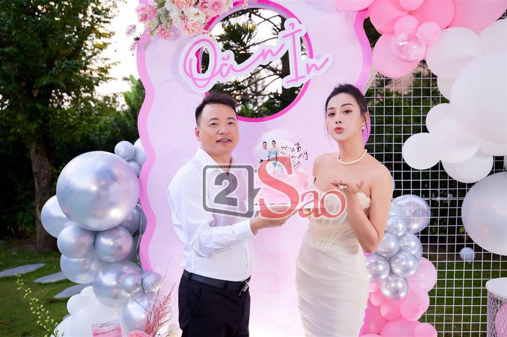 Shark Bình đăng ảnh hôn má Phương Oanh-5