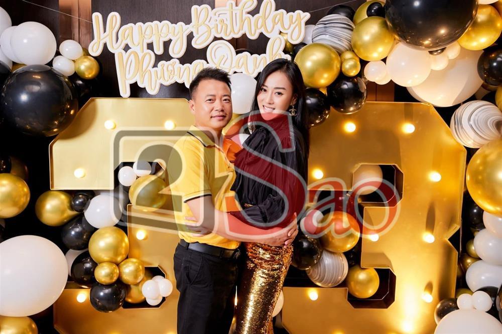 Shark Bình đăng ảnh hôn má Phương Oanh-6