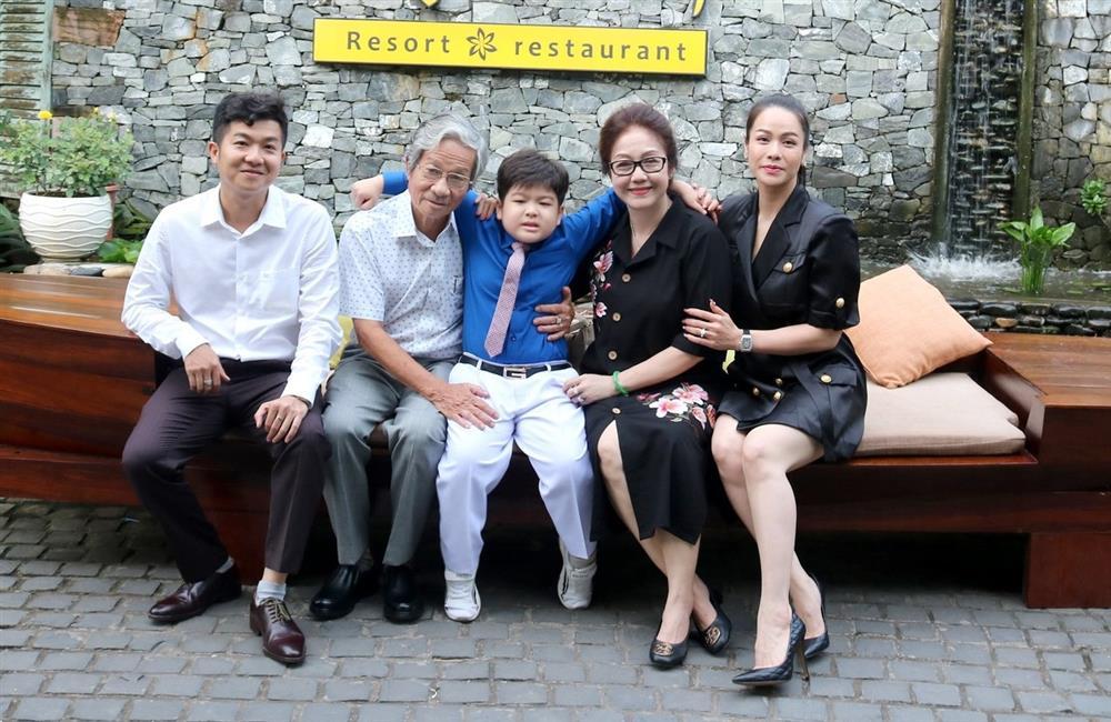 Ảnh nét căng Nhật Kim Anh cụng ly, khoác tay mẹ chồng cũ-1