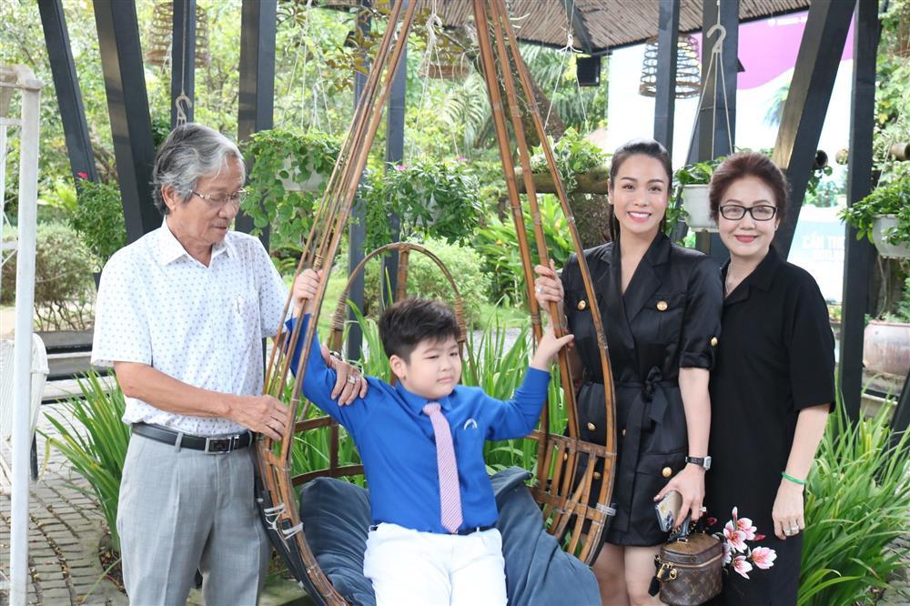 Ảnh nét căng Nhật Kim Anh cụng ly, khoác tay mẹ chồng cũ-4