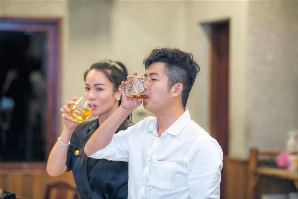 Ảnh nét căng Nhật Kim Anh cụng ly, khoác tay mẹ chồng cũ-14