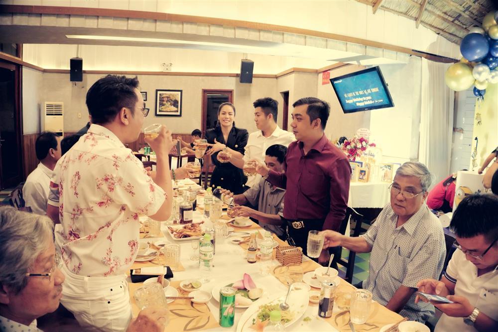 Ảnh nét căng Nhật Kim Anh cụng ly, khoác tay mẹ chồng cũ-13