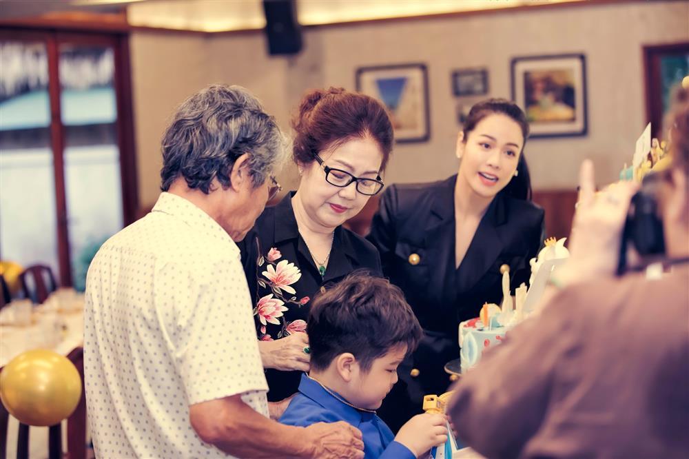 Ảnh nét căng Nhật Kim Anh cụng ly, khoác tay mẹ chồng cũ-6