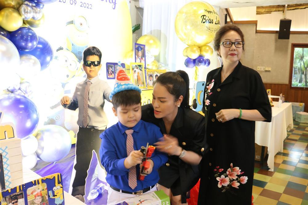 Ảnh nét căng Nhật Kim Anh cụng ly, khoác tay mẹ chồng cũ-16