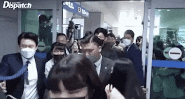 Những lần vệ sĩ Kpop gây tranh cãi với hành vi quá đà-3