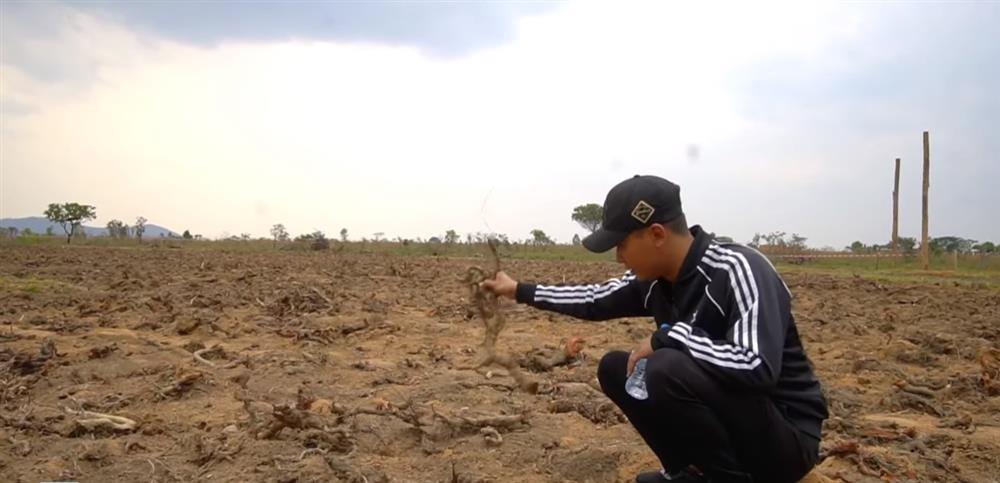 Quang Linh Vlog bội thu trên mảnh đất cằn cỗi ở châu Phi-9