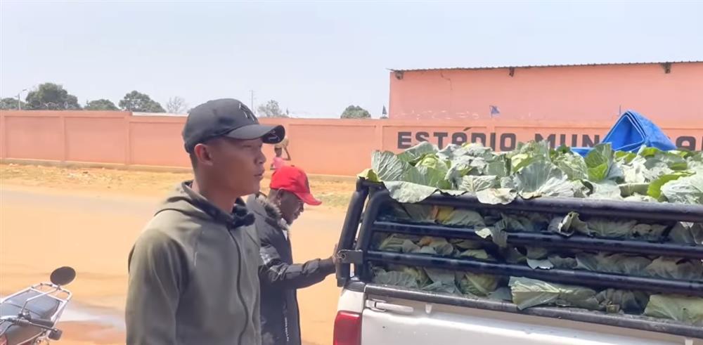 Quang Linh Vlog bội thu trên mảnh đất cằn cỗi ở châu Phi-6