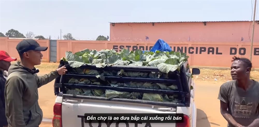 Quang Linh Vlog bội thu trên mảnh đất cằn cỗi ở châu Phi-7