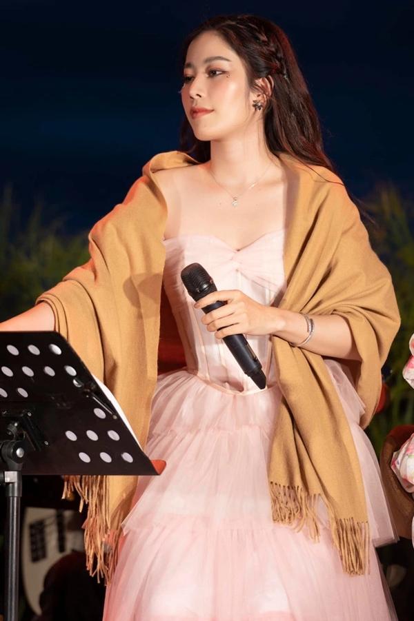 Đang hát mà bị mệt, Nam Em đưa luôn micro nhờ khán giả hát giúp-2