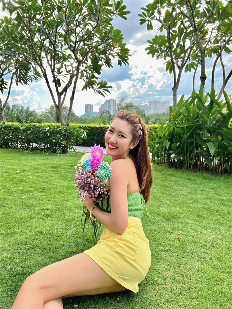 Thúy Ngân 10 điểm thanh lịch khi diện váy ngắn tạo dáng-3