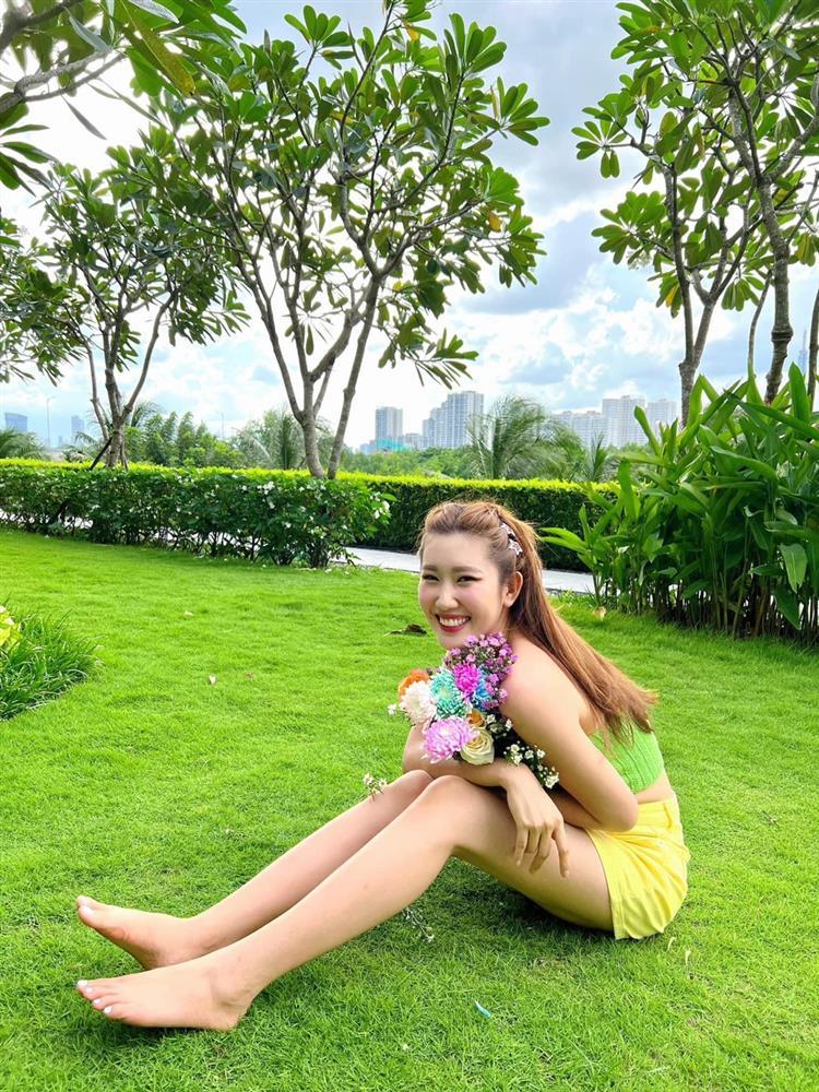 Thúy Ngân 10 điểm thanh lịch khi diện váy ngắn tạo dáng-1