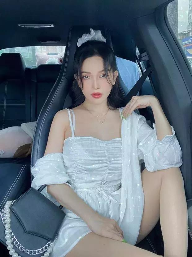 Thúy Ngân 10 điểm thanh lịch khi diện váy ngắn tạo dáng-4