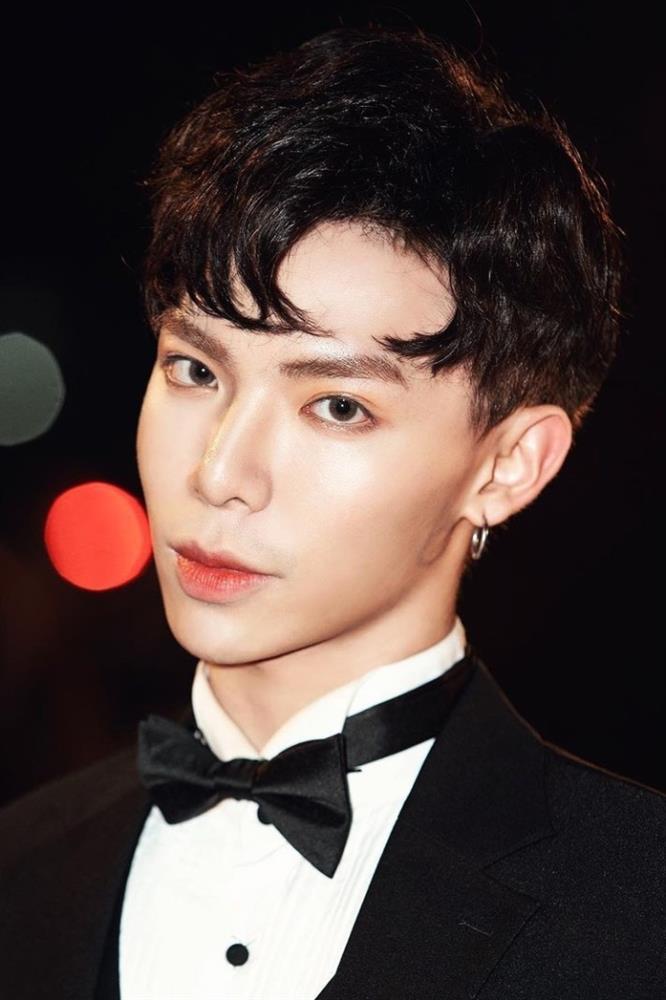 Erik trang điểm mặt trắng phấn hơn cả Chi Pu-8