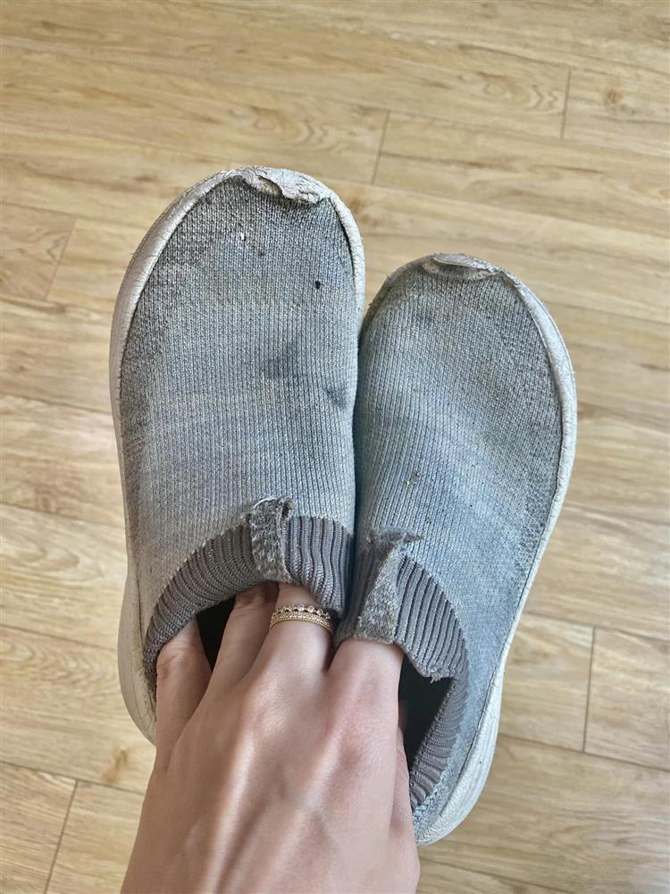 Tin showbiz Việt ngày 25/4: Con trai Đan Lê không chịu bỏ giày rách-3