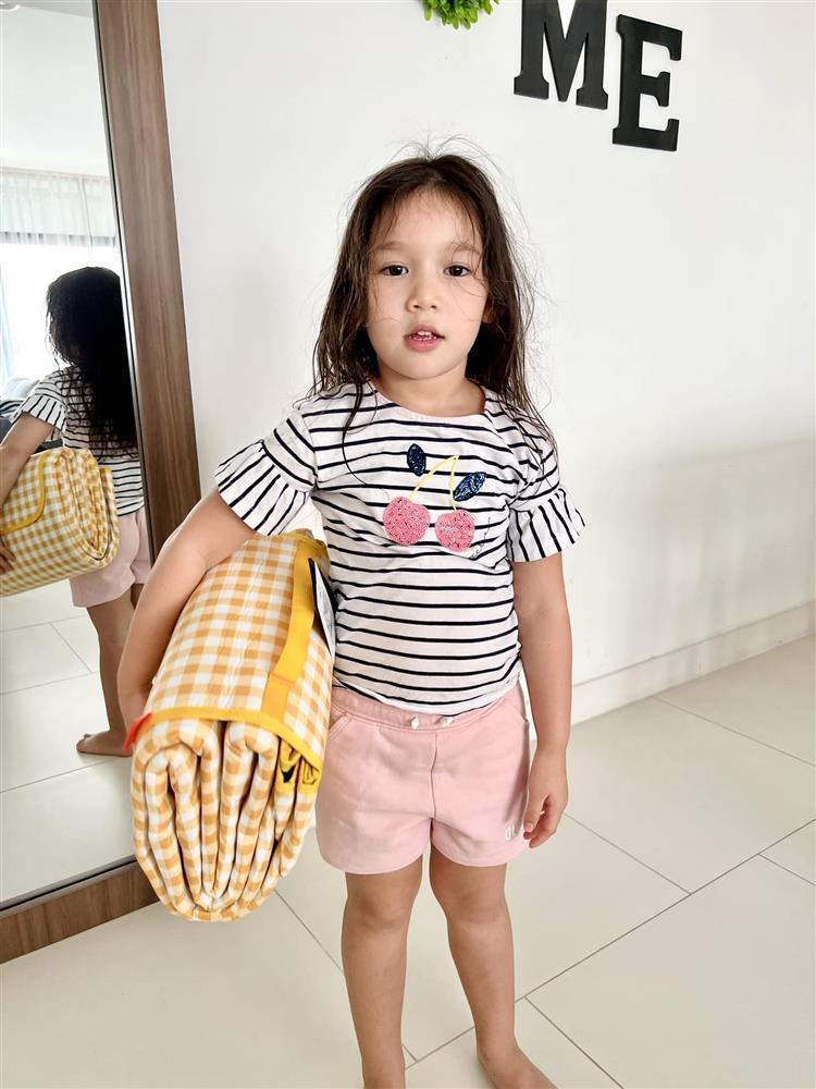 Tin showbiz Việt ngày 25/4: Con trai Đan Lê không chịu bỏ giày rách-5