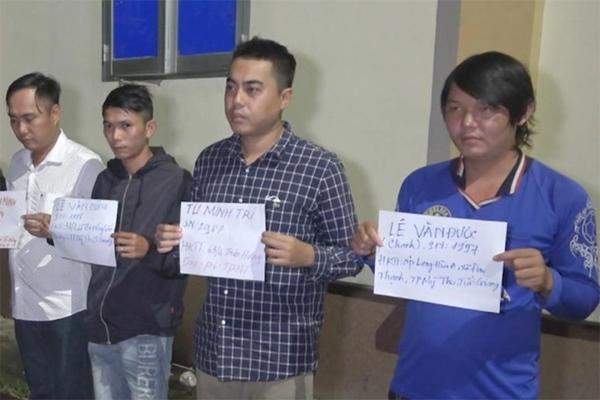 Tạt sơn, ném mắm tôm, trứng vịt thối vào nhà con nợ-1