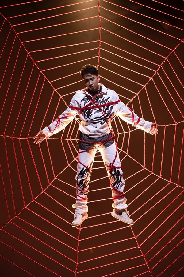 Karik trật xương đầu gối sau khi quay MV đầu tư nhất sự nghiệp-2