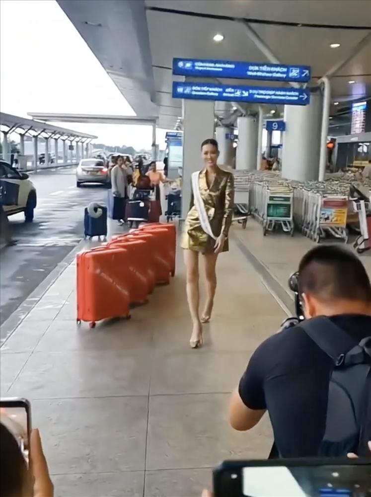 Á hậu Bảo Ngọc catwalk ở sân bay, lên đường thi Miss Intercontinental-3