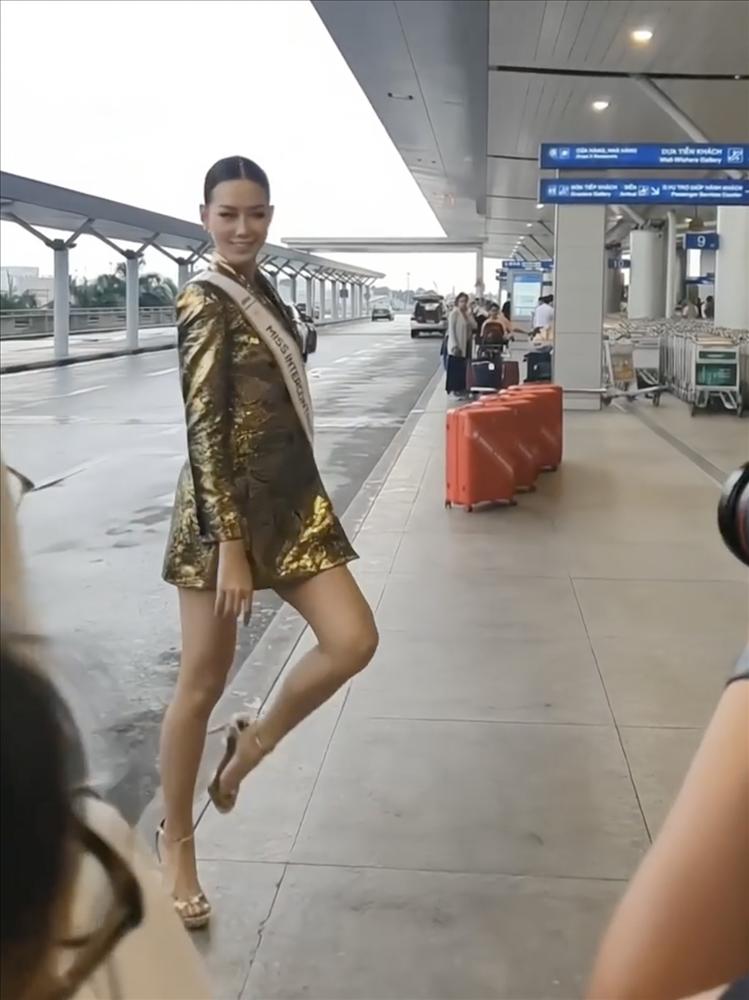 Á hậu Bảo Ngọc catwalk ở sân bay, lên đường thi Miss Intercontinental-4