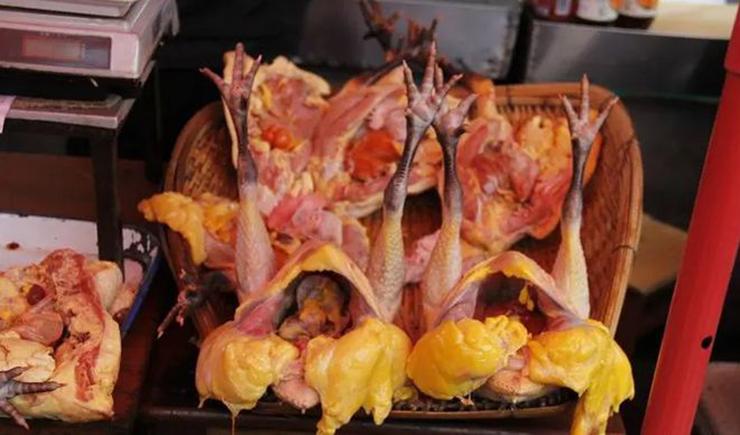 Mổ gà thấy trong bụng có một cục mỡ, nên ăn hay nên vứt?-1