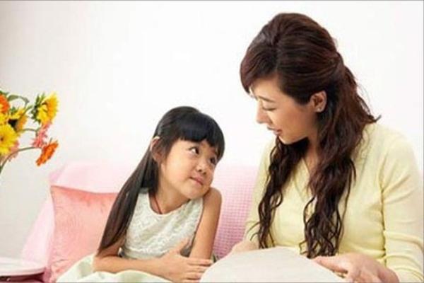 Đi chơi, con gái hỏi một câu khiến mẹ đau thắt lòng-1