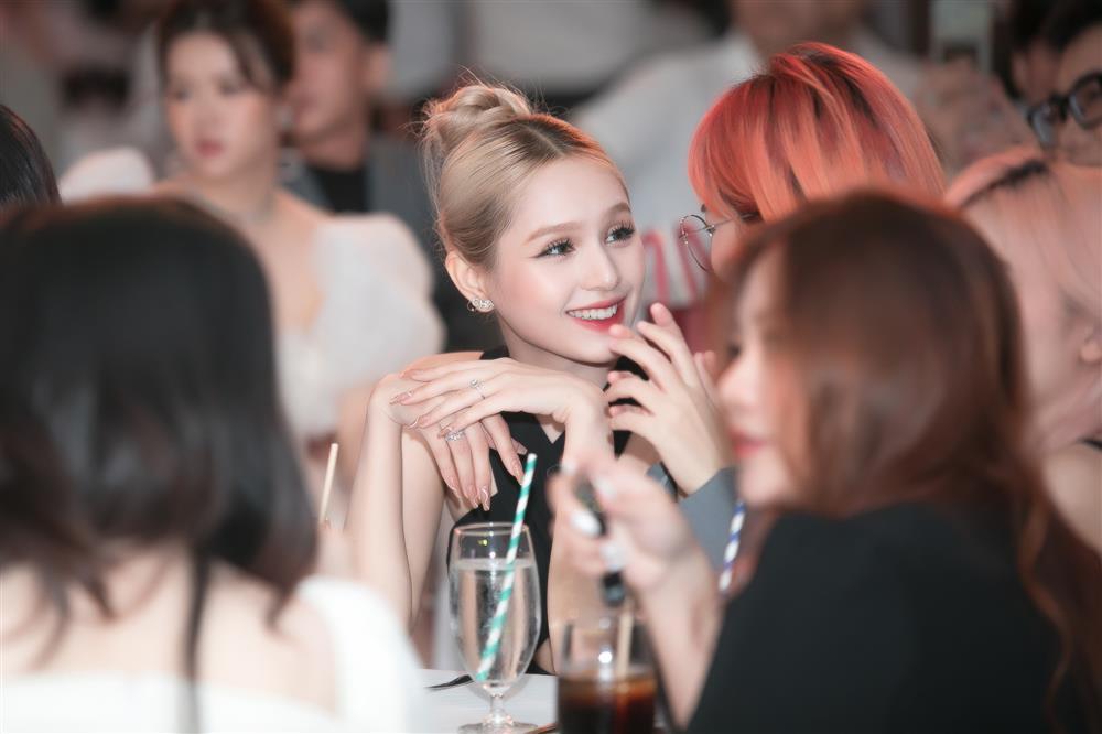 Xoài Non đi đám cưới, nhan sắc lấn át cả cô dâu-4