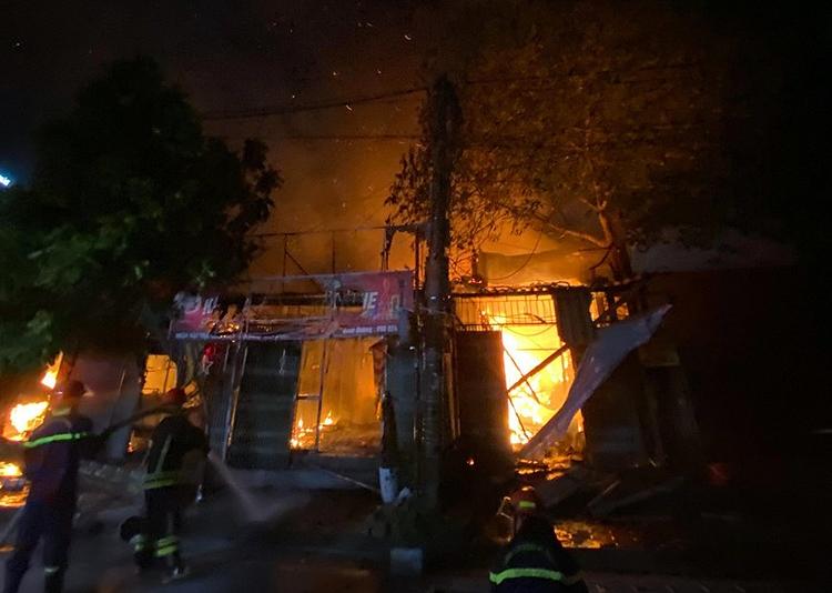 Cháy lớn ở KCN Vĩnh Tuy: 4 căn nhà tạm bị thiêu rụi-1
