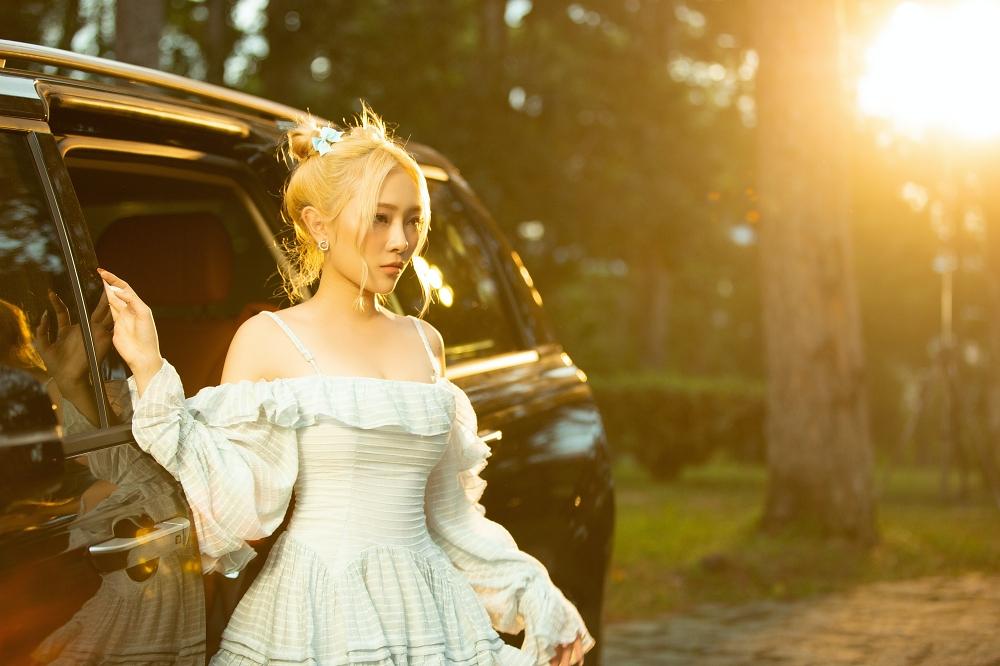 MV trà xanh của Hương Giang có cảnh đánh golf quốc dân-4