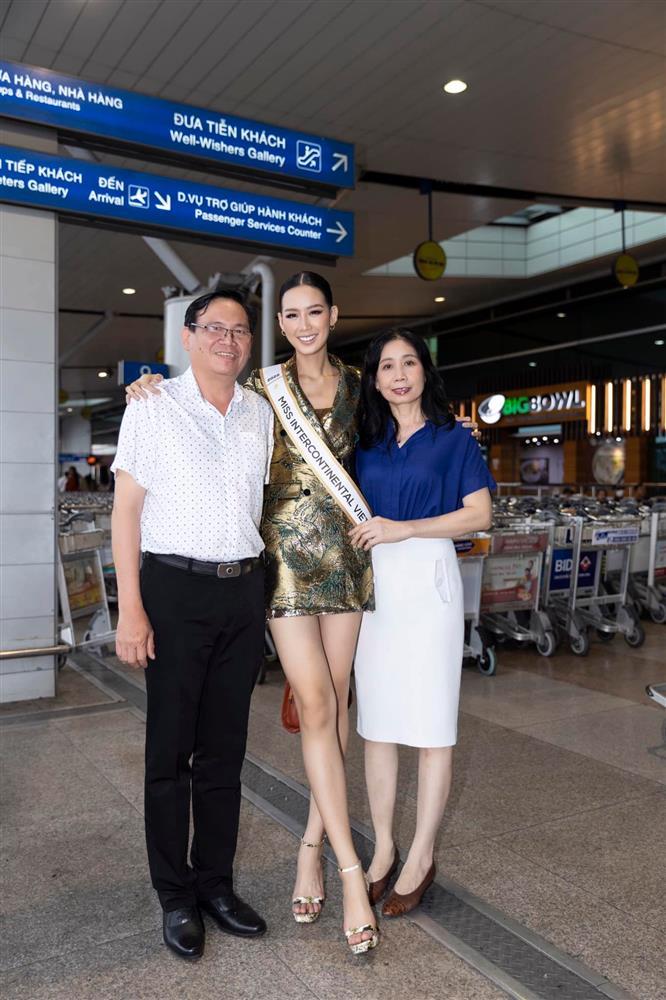 Á hậu Bảo Ngọc catwalk ở sân bay, lên đường thi Miss Intercontinental-1