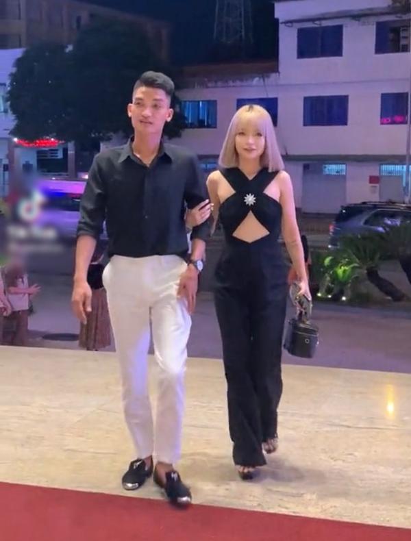 Xoài Non mặc cây đen đi đám cưới giống hệt Nhã Phương, vợ Mạc Văn Khoa-7