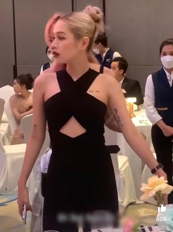 Xoài Non mặc cây đen đi đám cưới giống hệt Nhã Phương, vợ Mạc Văn Khoa-4