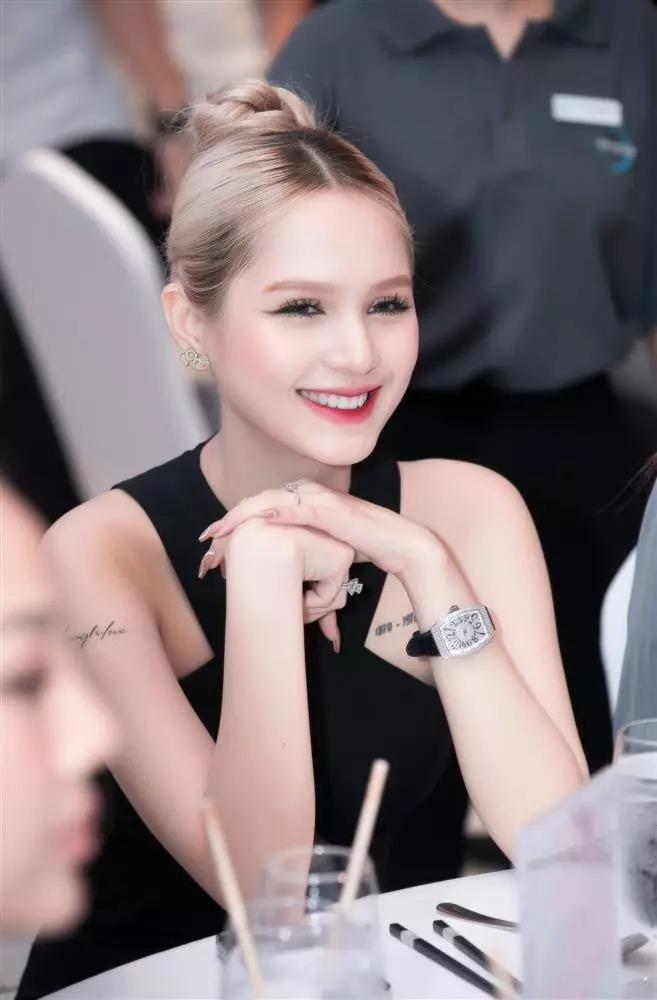 Xoài Non mặc cây đen đi đám cưới giống hệt Nhã Phương, vợ Mạc Văn Khoa-8