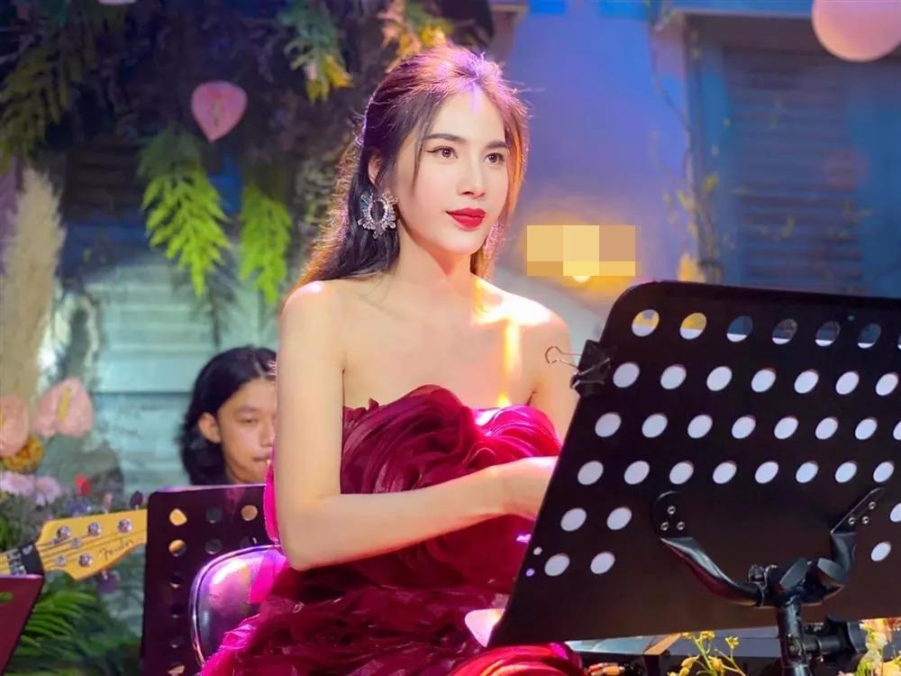 Dân mạng chê giọng hát Thủy Tiên, 15 năm cầm mic vẫn chưa ưng-1