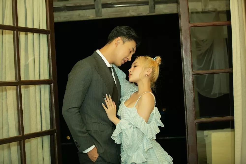 Tình địch mới Hương Giang: Mặt học sinh, body phụ huynh-2