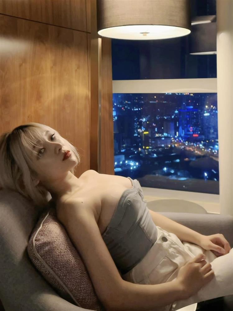 Tình địch mới Hương Giang: Mặt học sinh, body phụ huynh-6