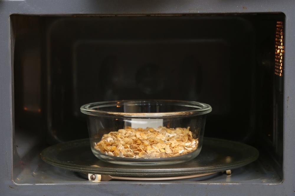 5 loại vật dụng an toàn có thể quay trong lò vi sóng-1