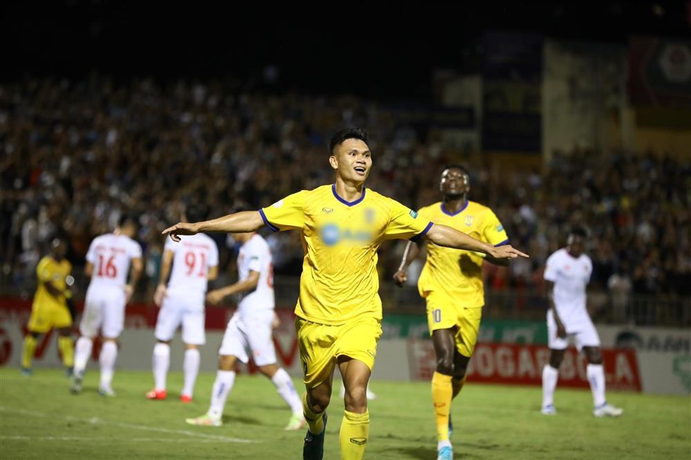 Hôn nhân cầu thủ nghèo nhất Việt Nam bên cử nhân ngành luật-6