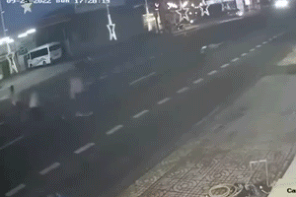 Clip: Kinh hoàng cảnh ô tô tông bay người đàn ông-1